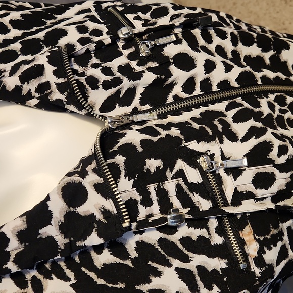 Zenergy by Chico's Black & White Animal Print Zipper Front Jacket Sz 1 - Picture 2 of 6